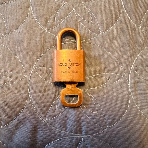 Louis Vuitton Lock and Key-307 - Picture 2 of 2